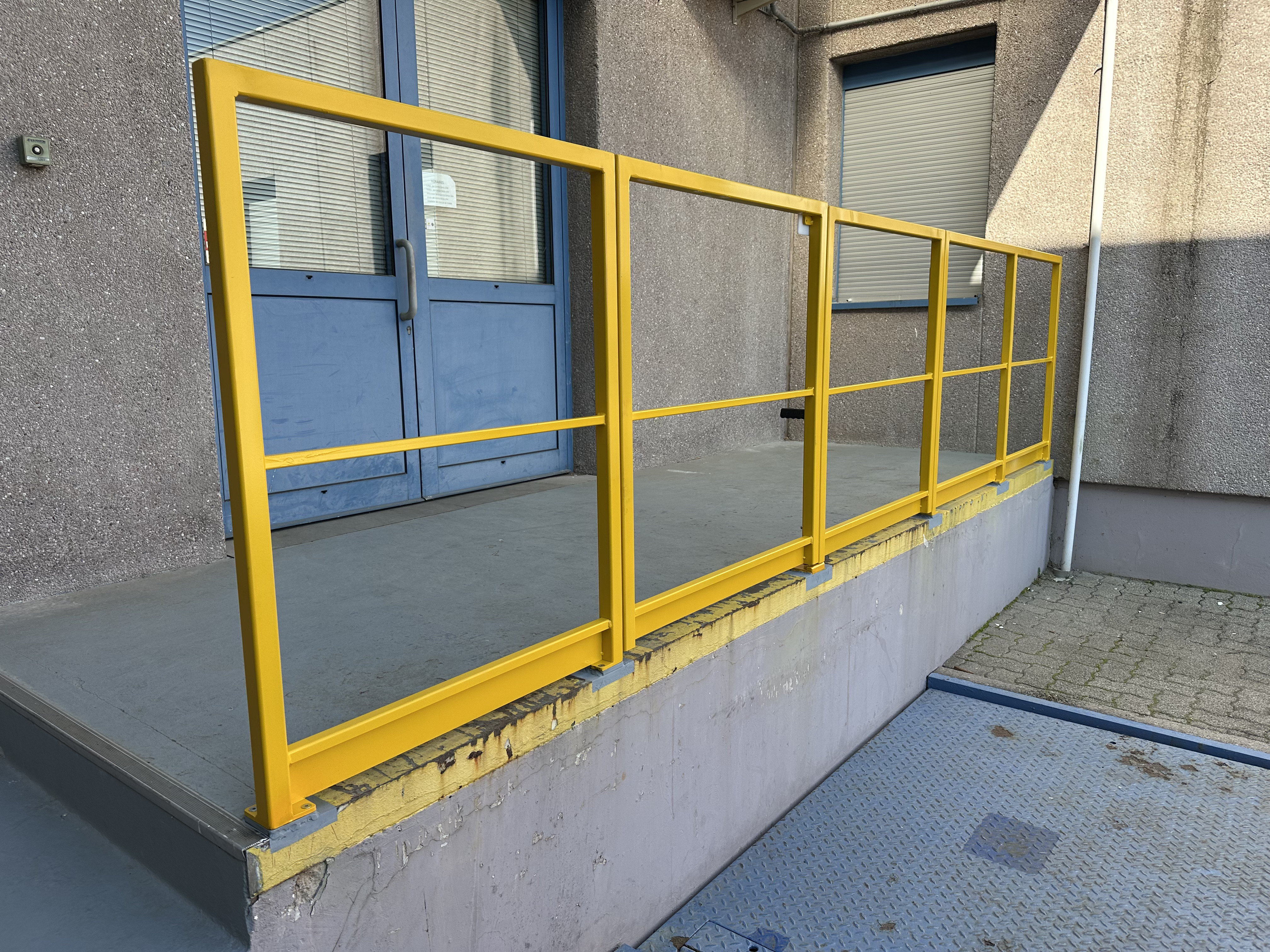 Rambardes pour sécurisation de quai de chargement